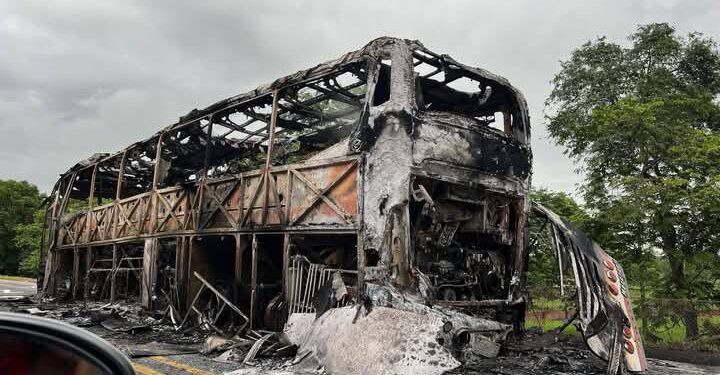 Bus Consumido por el Fuego en Casanare