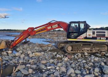 Con tres excavadoras del Banco de Maquinaria, la gobernación del Meta refuerza intervenciones en el río Ariari