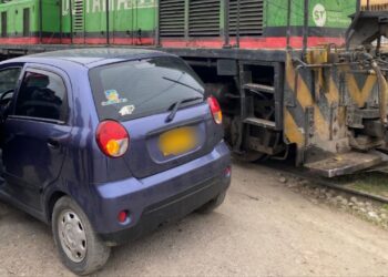 Una locomotora colisionó con un vehículo en el barrio Antonia Santos: no hubo personas lesionadas