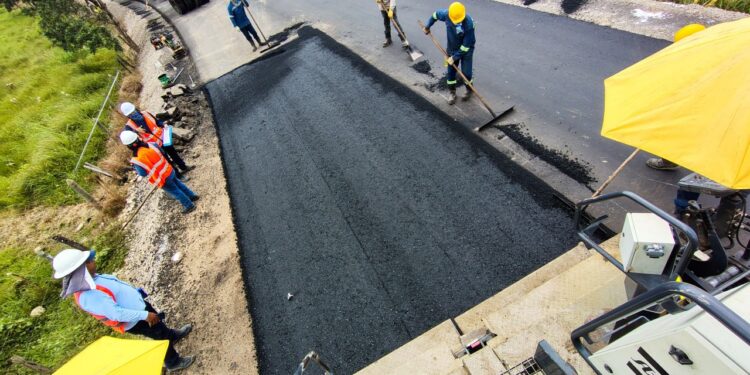 Gobernación continúa con instalación de carpeta asfáltica en la vía a Orocué