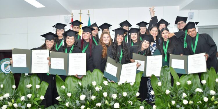 Unitrópico celebra a sus nuevos profesionales en emotiva ceremonia de grado