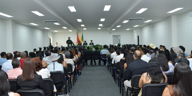 Unitrópico celebra a sus nuevos profesionales en emotiva ceremonia de grado