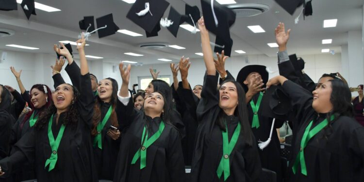 Unitrópico celebra a sus nuevos profesionales en emotiva ceremonia de grado