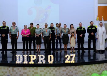 Gobernador de Casanare condecora a policías en el aniversario de la Dipro