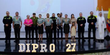 Gobernador de Casanare condecora a policías en el aniversario de la Dipro