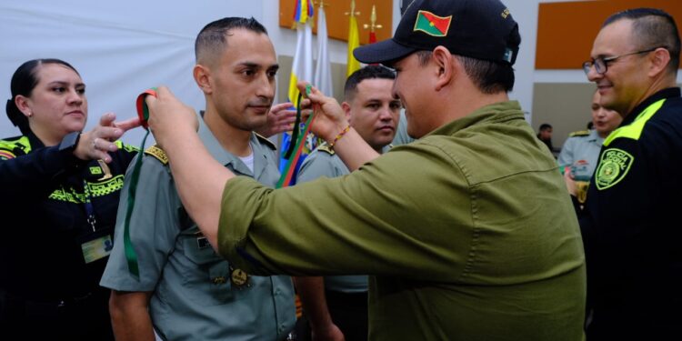 Gobernador de Casanare condecora a policías en el aniversario de la Dipro