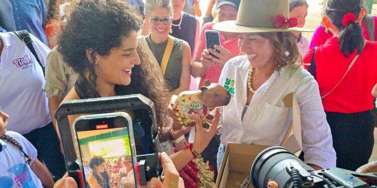 Ministra de las Culturas visitó Yopal y destacó el programa “Artes para la Paz” en la IE Lucila Piragauta