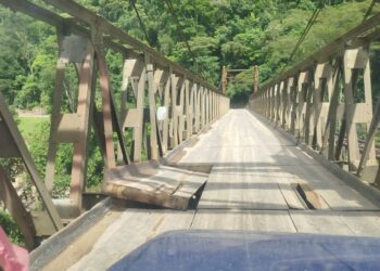 Peligro en la Vía de la Soberanía: Se Desprenden Láminas del Puente sobre el Río Cubugón