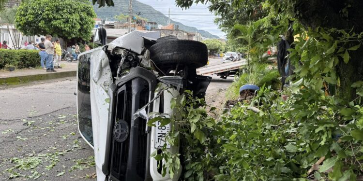 Fuerte accidente de tránsito en la carrera 17 con calle 19 de Yopal deja dos vehículos involucrados y vuelco