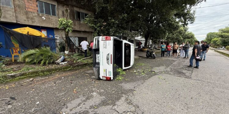 Fuerte accidente de tránsito en la carrera 17 con calle 19 de Yopal deja dos vehículos involucrados y vuelco