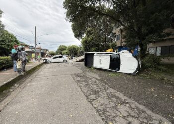 Fuerte accidente de tránsito en la carrera 17 con calle 19 de Yopal deja dos vehículos involucrados y vuelco