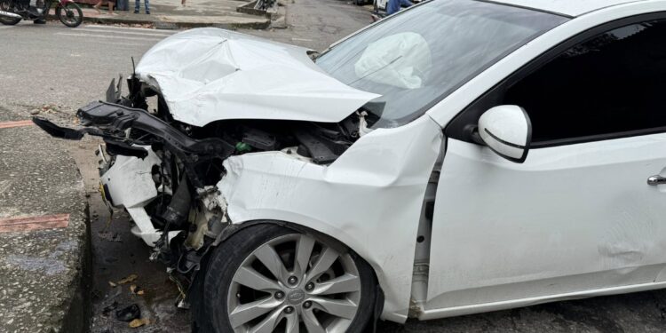 Fuerte accidente de tránsito en la carrera 17 con calle 19 de Yopal deja dos vehículos involucrados y vuelco