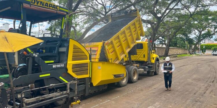 Inició la pavimentación en la nueva glorieta