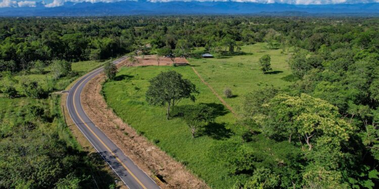 16 kilómetros de vía totalmente pavimentados entregaron el gobierno nacional en el corredor Marginal de la Selva en Saravena