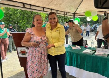 Gobernadora garantiza el derecho a la propiedad en El Dorado, con la entrega de 59 títulos de vivienda