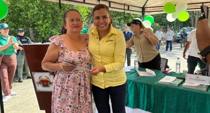 Gobernadora garantiza el derecho a la propiedad en El Dorado, con la entrega de 59 títulos de vivienda