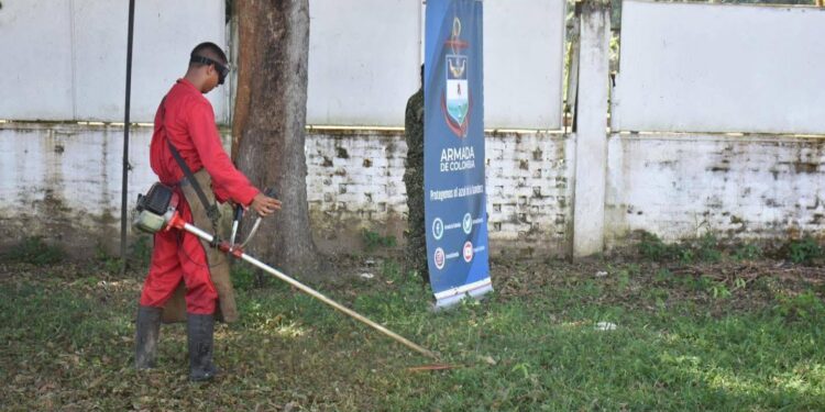 Arreglos y limpieza del escenario para la feria agropecuaria en Arauca