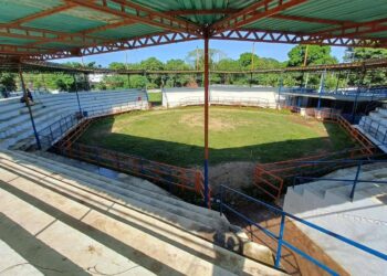 Arreglos y limpieza del escenario para la feria agropecuaria en Arauca