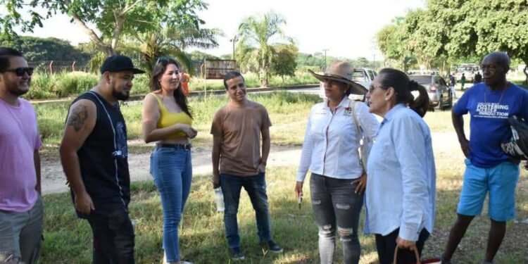 Arreglos y limpieza del escenario para la feria agropecuaria en Arauca
