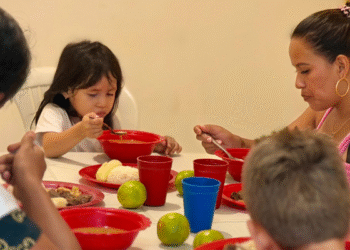 Gobernadora Rafaela Cortés dio apertura al programa de alimentación Casabe desde el barrio El Brillante, en Villavicencio
