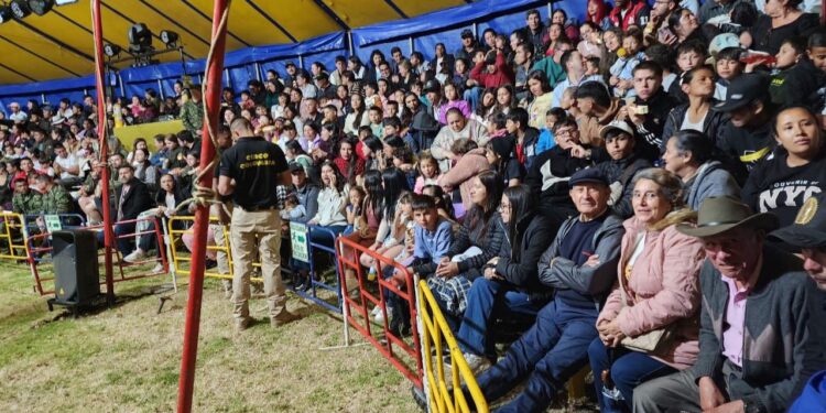 Despliegue del Ejército Nacional en Paz de Río para divertir a la población con su Circo Colombia