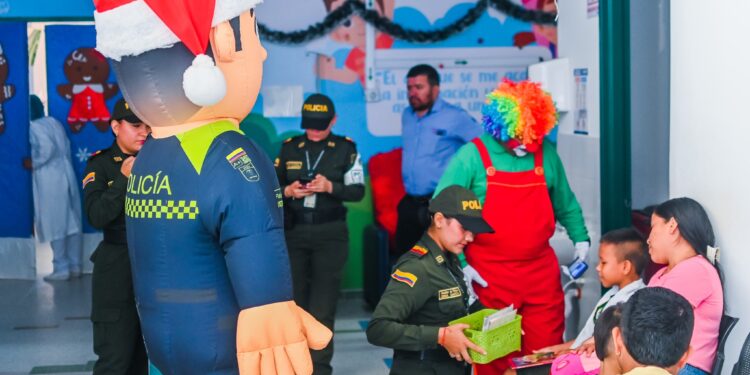 La Policía regional de Casanare lleva alegría a niños hospitalizados en navidad