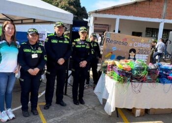Policía Nacional acompaña el regreso a clases en el colegio Policarpa Salavarrieta de Yopal