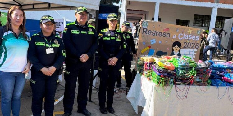 Policía Nacional acompaña el regreso a clases en el colegio Policarpa Salavarrieta de Yopal