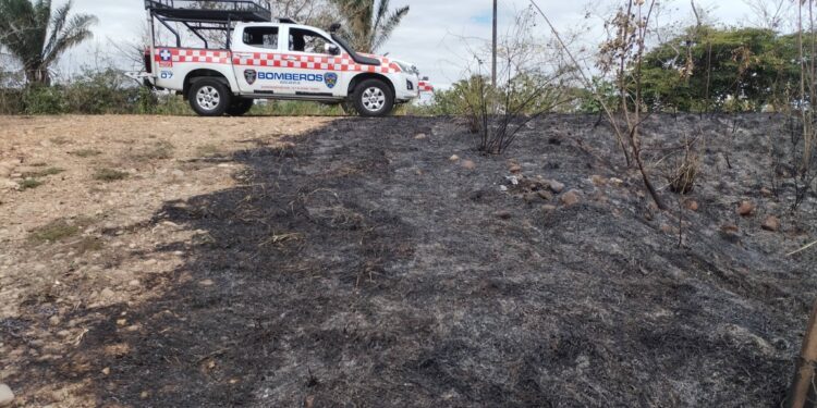 Bomberos de Aguazul controlan incendio forestal en vía hacia Maní