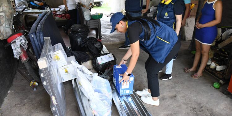 Tras incendio en su casa: Familia humilde recibió ayuda del gobernador en Monterrey