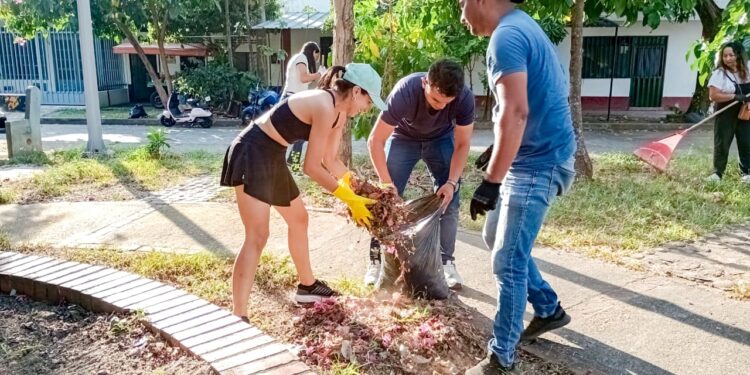 Funcionarios de la Secretaría de la Información y las Comunicaciones embellecen el parque del barrio Dalel Barón