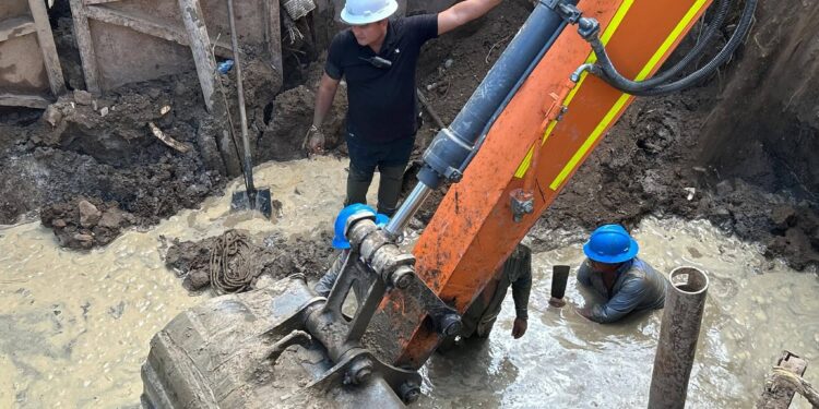 Destaponamiento de la red del alcantarillado adelanta Emserpa en los barrios Brisas del Llano y Flor de Mi Llano