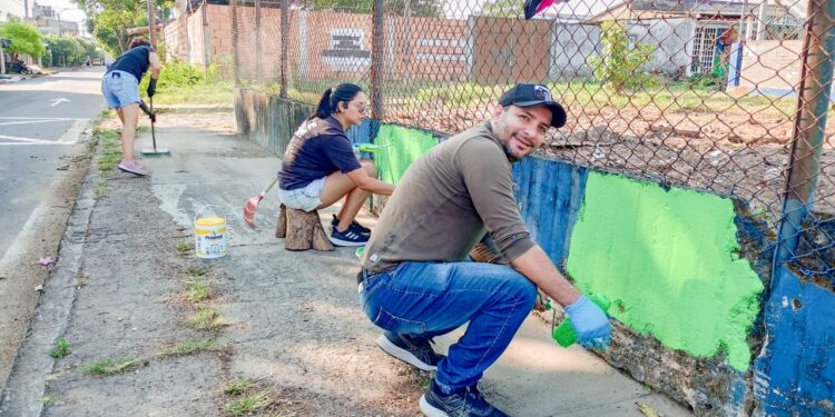 Funcionarios de la Secretaría de la Información y las Comunicaciones embellecen el parque del barrio Dalel Barón