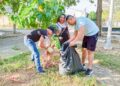 Funcionarios de la Secretaría de la Información y las Comunicaciones embellecen el parque del barrio Dalel Barón