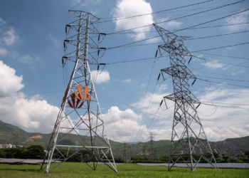 Colombia suspende la venta de electricidad a Ecuador luego de imposición de aranceles