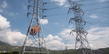 Colombia suspende la venta de electricidad a Ecuador luego de imposición de aranceles