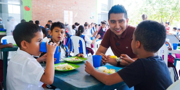Alcalde Marco Tulio Ruíz verifica personalmente la calidad del PAE en colegios de Yopal