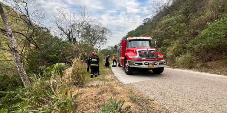 Taxi se salió de la vía y fue a parar al cause del Río Cravo Sur en Yopal
