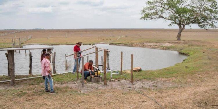 Gobernación verifica exitosa instalación de paneles solares en zona rural de Cravo Norte