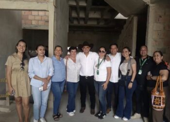 Concejo Municipal de Villanueva acompaña visita del gobernador a obra suspendida del hospital municipal