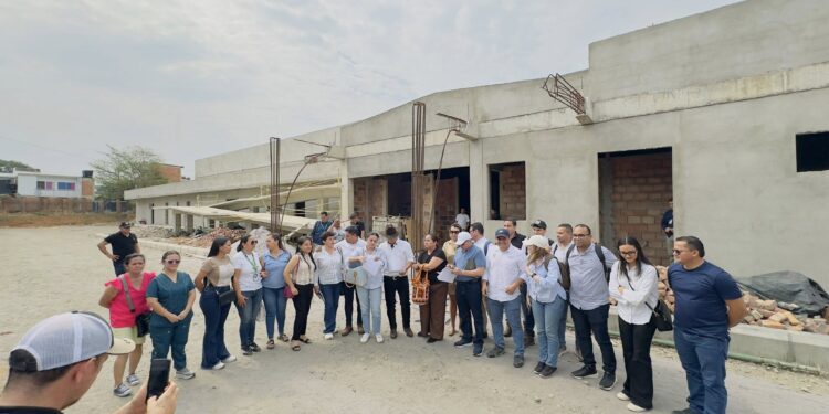 Concejo Municipal de Villanueva acompaña visita del gobernador a obra suspendida del hospital municipal