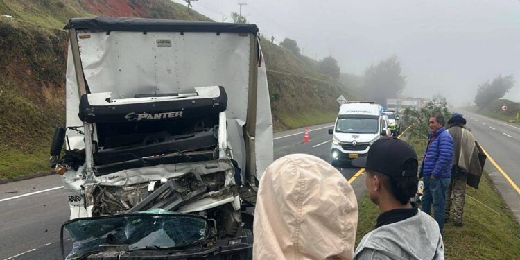 Aparatoso accidente en la vía Tunja–Bogotá