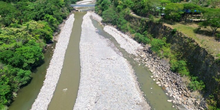Le meten mano a tres puntos críticos en el río Cravo Sur: protegen vía, puente y comunidades ante las lluvias