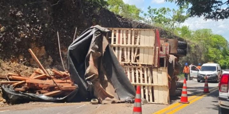 Se volcó en la marginal del llano en Monterrey