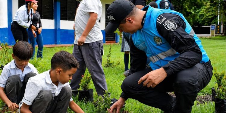 Con la siembra de especies arbóreas tipo ixoras fue conmemorado el Día del Árbol en la Institución Educativa San Jorge