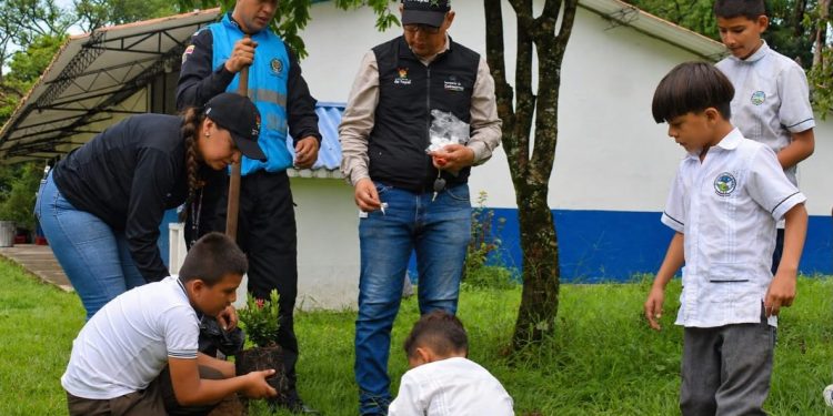 Con la siembra de especies arbóreas tipo ixoras fue conmemorado el Día del Árbol en la Institución Educativa San Jorge