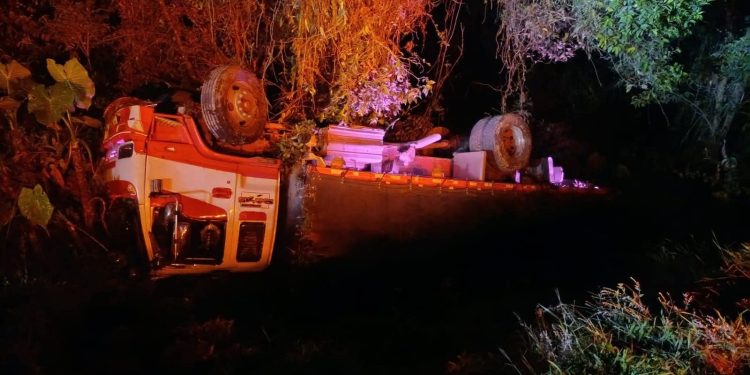 Volcamiento de camión con aceite en la Trocha de la Soberanía