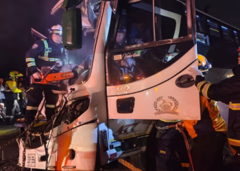 Bus de transporte público con 42 pasajeros a bordo se volcó en la vía Bogotá-La Vega: organismos de socorro atienden la emergencia