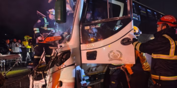 Bus de transporte público con 42 pasajeros a bordo se volcó en la vía Bogotá-La Vega: organismos de socorro atienden la emergencia