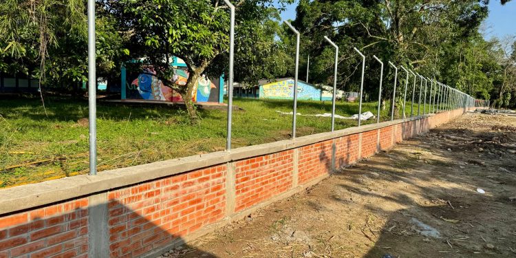 #AraucaAvanza | Continúan las obras de cerramiento del Hospital del Sarare en Saravena, un proyecto estratégico que fortalece la seguridad